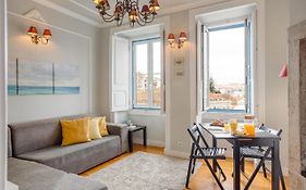 Bright Tailor Made Apartment By The Castle
